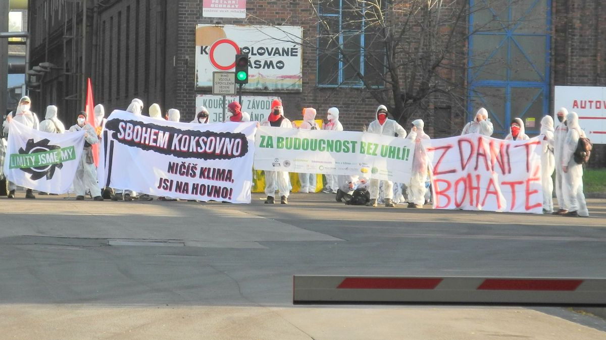 Ekologičtí aktivisté pronikli do areálu koksovny Svoboda v Ostravě